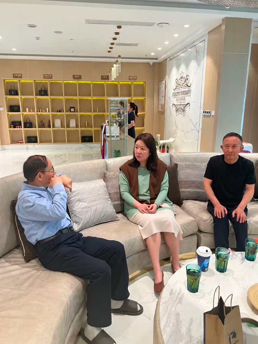 秦教授到访中国成都 KB2UTY THERAPY，与文教授交流